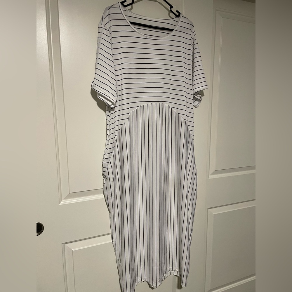 🤍🖤Stylish striped white and black dress 🤍🖤 - Picture 2 of 9